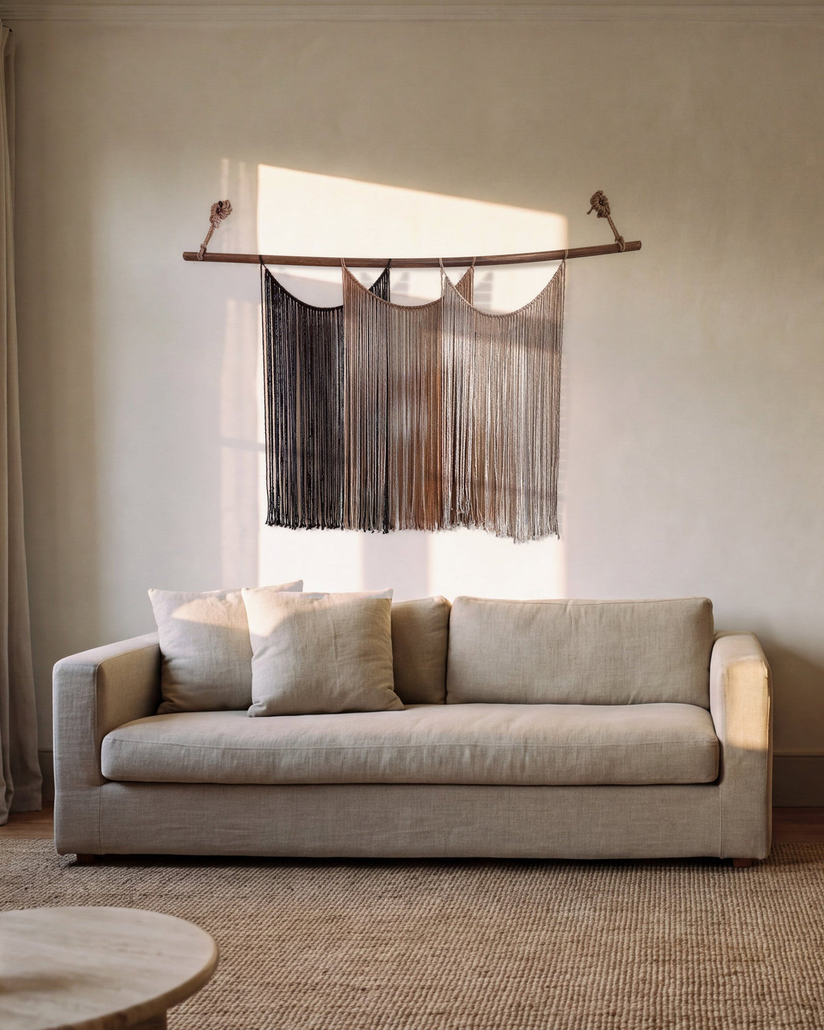 Suspenso Terra, handgefertigter Makramee-Wandbehang von Nyra Atelier, über einem Leinensofa in einem Wohnzimmer in Porto mit Licht vom Fenster. KI-Szenerie: Der Raum wurde mit KI erstellt; das Werk ist eine echte Fotografie.