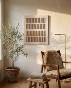 Andante, handgemachte Wandkunst aus Wolle von Nyra Atelier, vertikal aufgehängt in einer sonnigen Leseecke mit einem Olivenbaum, einem Holzstuhl mit Schaffell und einem Bücherstapel. KI-gestütztes Stimmungsbild: Die Umgebung ist illustrativ und die Leinwand ist unser echtes Produktfoto; die tatsächlichen Details des Stücks zeigen unsere echten Produktfotos.