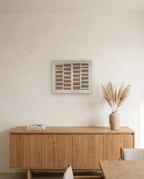 Andante, horizontal über einem Sideboard aus heller Eiche mit einer Keramikvase voller getrocknetem Pampasgras. KI-gestütztes Stimmungsbild: Die Umgebung ist illustrativ und die Leinwand ist unser echtes Produktfoto; die tatsächlichen Details des Stücks zeigen unsere echten Produktfotos.