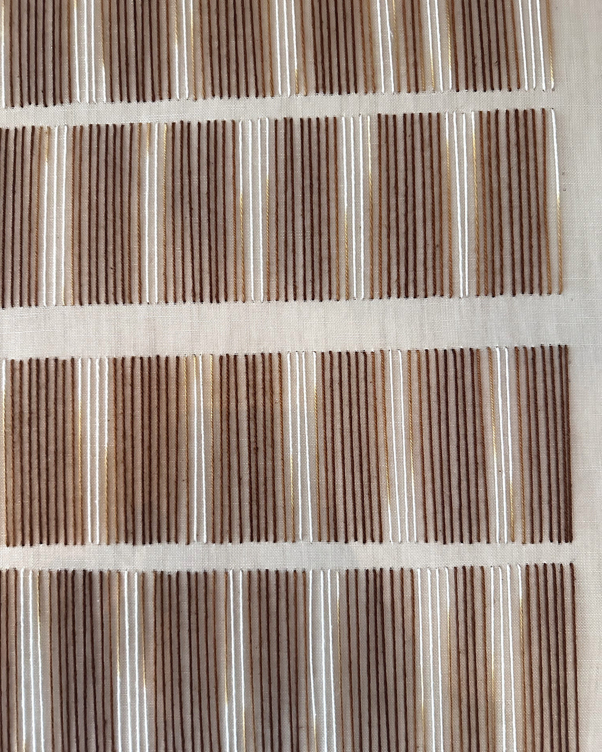 Detail von Andante: Bänder aus cremefarbenen Wolllinien zwischen braunen und karamellfarbenen Reihen