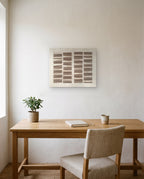 Andante, horizontal über einem Holzschreibtisch mit einem Leinenstuhl, einer kleinen Pflanze und einer Tasse. KI-gestütztes Stimmungsbild: Die Umgebung ist illustrativ und die Leinwand ist unser echtes Produktfoto; die tatsächlichen Details des Stücks zeigen unsere echten Produktfotos.