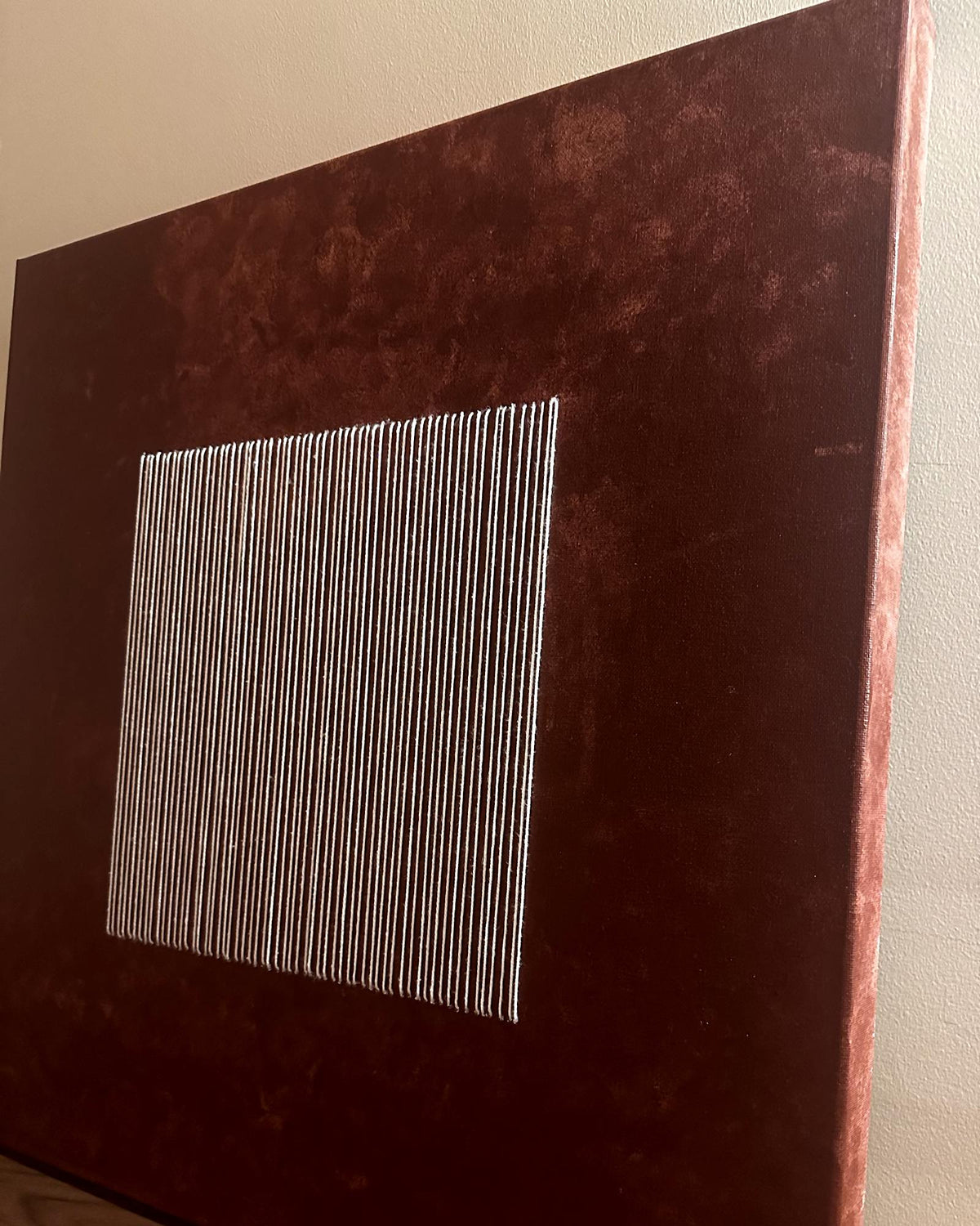 Legato schräg von der Seite, mit der bemalten Kante der Leinwand und den erhabenen elfenbeinfarbenen Fadenlinien