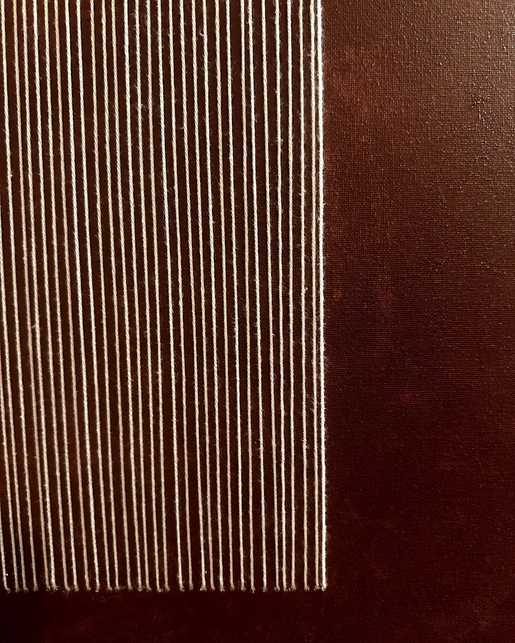 Detail von Legato: die Ecke des gestickten Quadrats, wo die elfenbeinfarbenen Fadenlinien auf die bemalte Leinwand treffen
