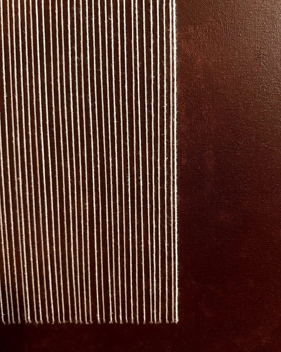 Detail einer handbemalten Leinwand mit von Hand gestickten elfenbeinfarbenen Fadenlinien